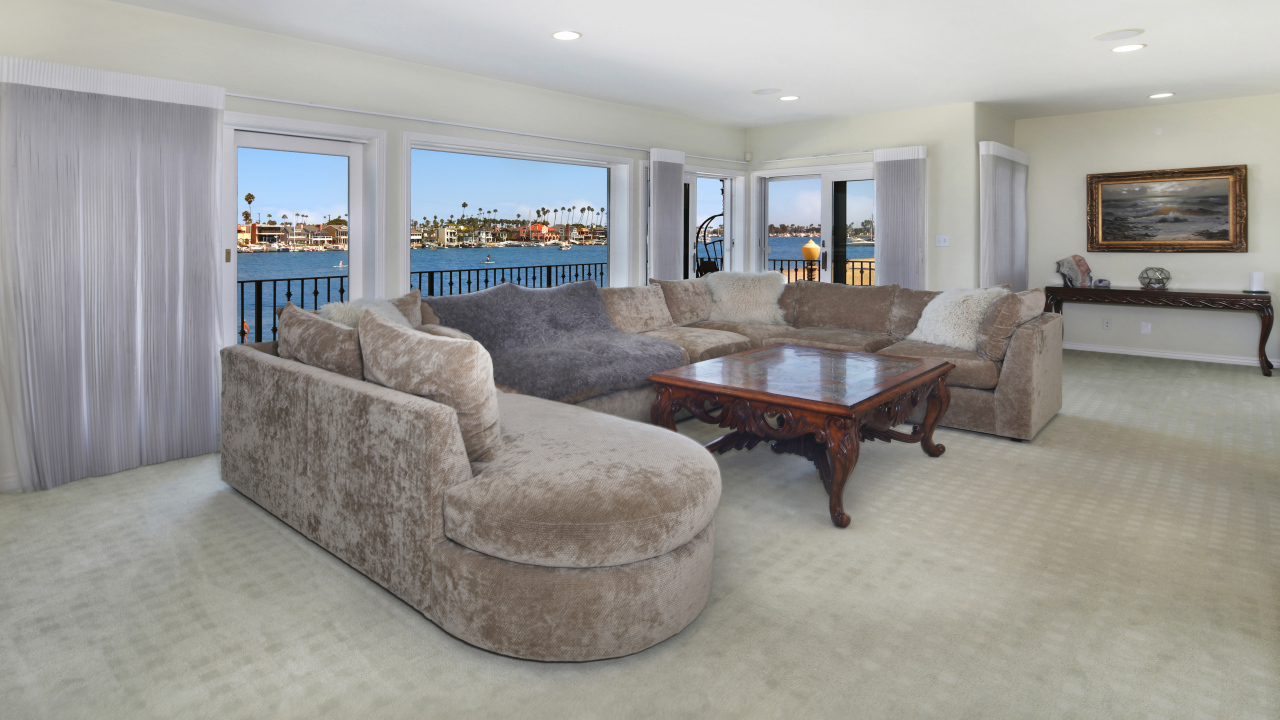 Большой диван и стол в просторной гостиной 