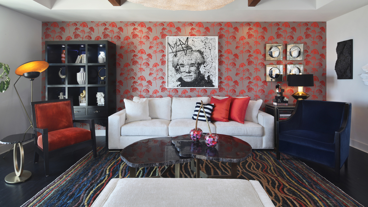 Большой белый диван в комнате с картиной на стене