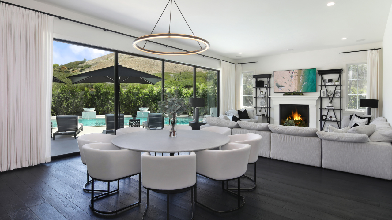 Большой белый стол в комнате с диваном и камином 