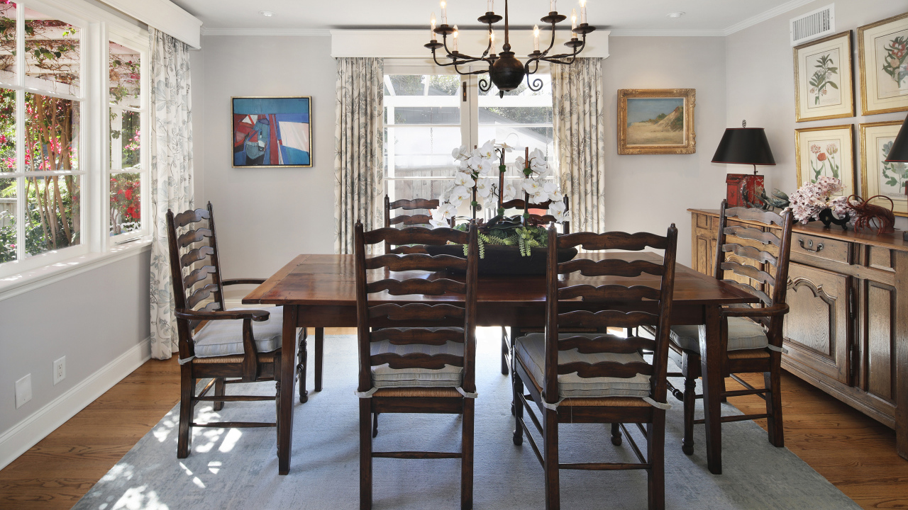 Большой деревянный стол в комнате с большими окнами