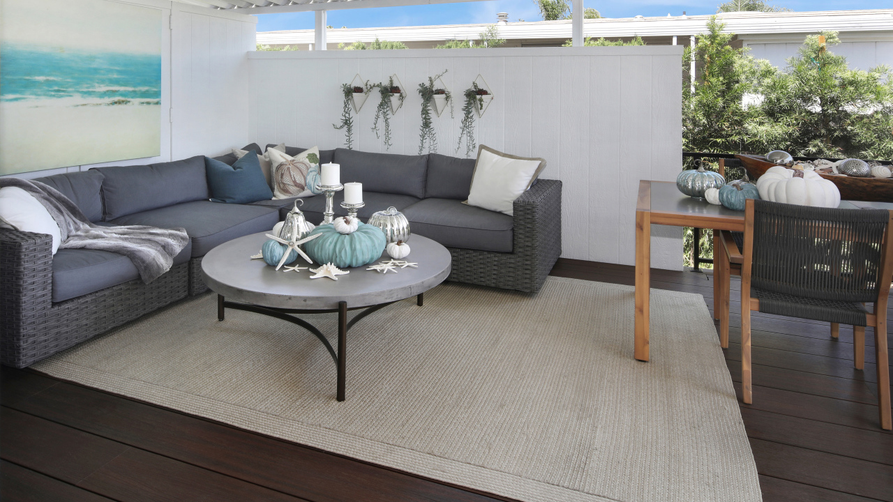 Гостиная комната с большим серым диваном