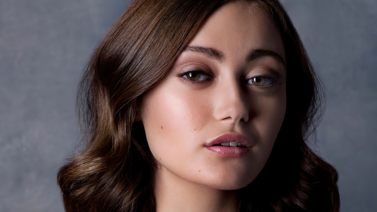 Милая девушка, британская актриса Элла Пернелл лицо крупным планом