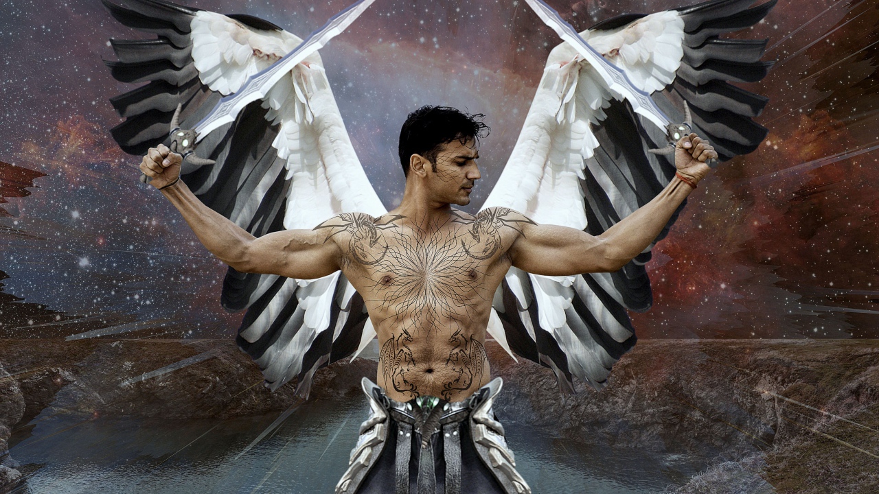 Мужчина боевой ангел с татуировками на теле 