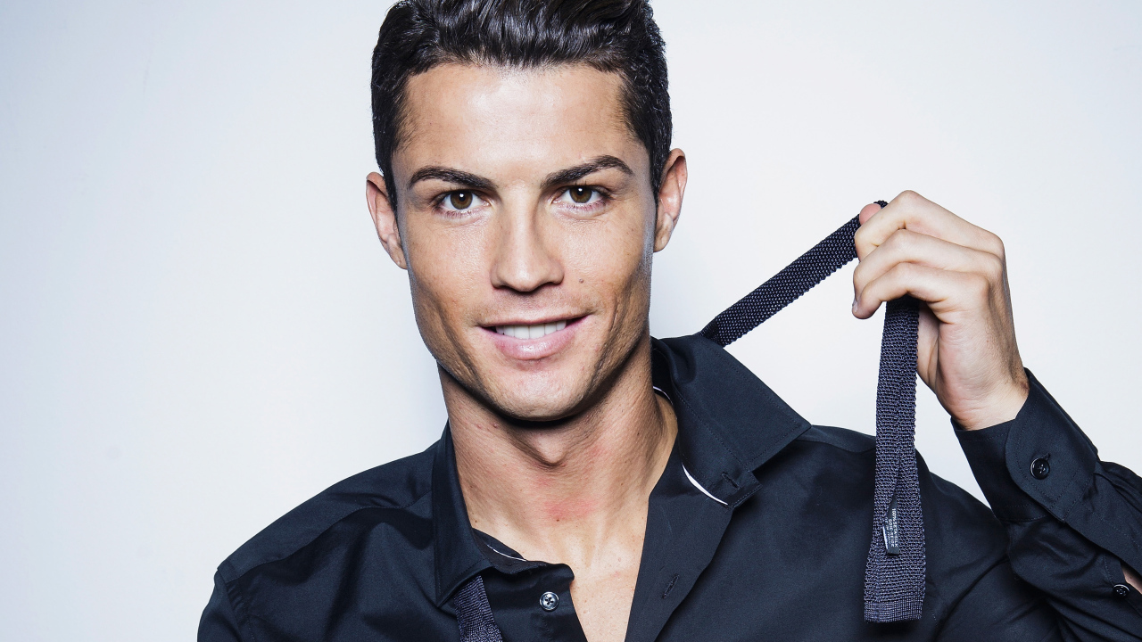 Популярный футболист Криштиану Роналду  с очаровательной улыбкой