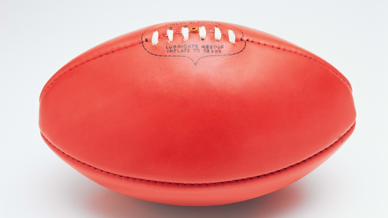 Красный мяч для американского футбола на белом фоне 