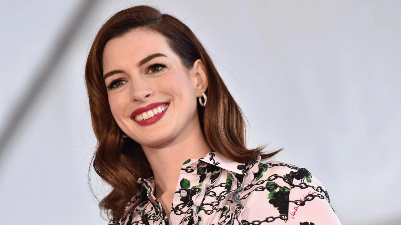 Улыбающаяся актриса Энн Хэтэуэй 