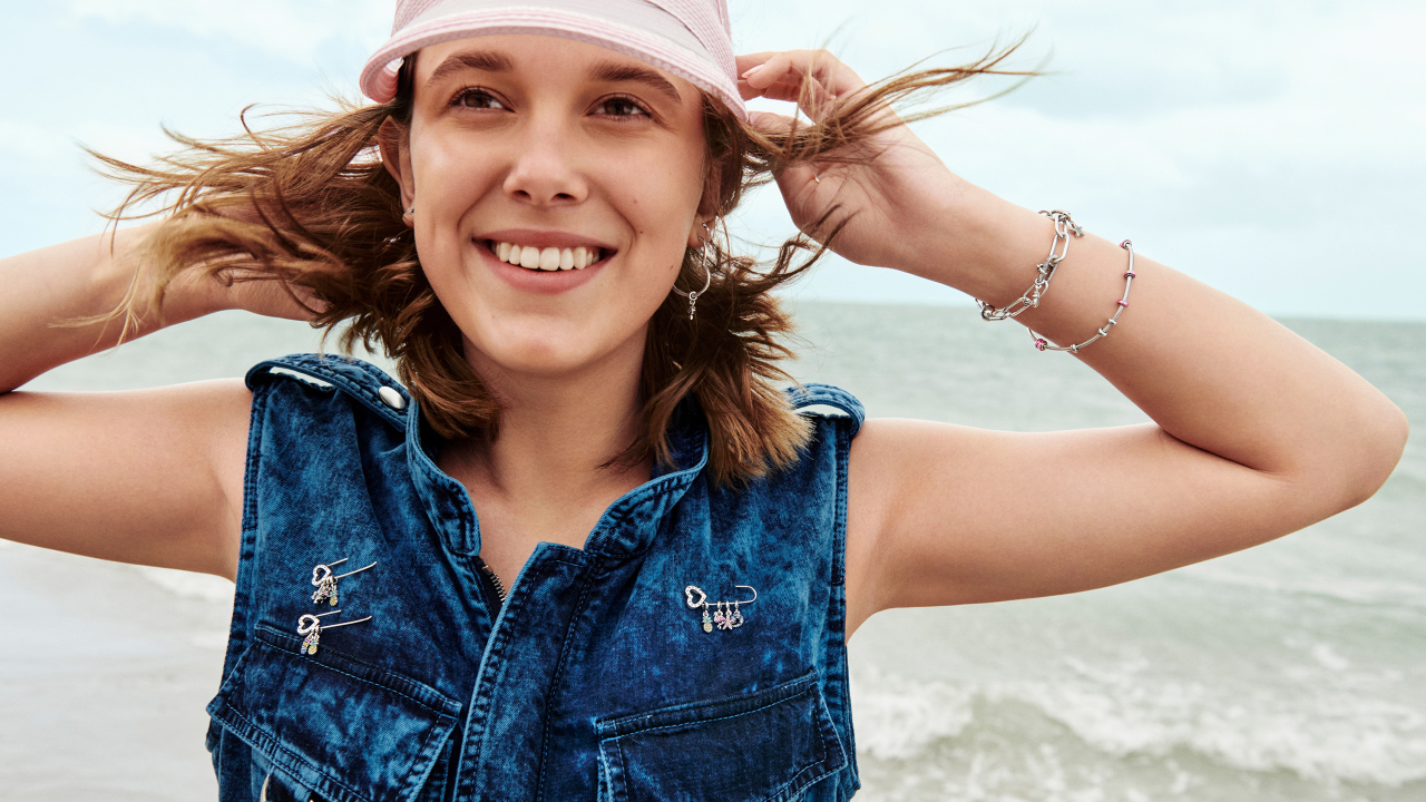 Улыбающаяся актриса Милли Бобби Браун