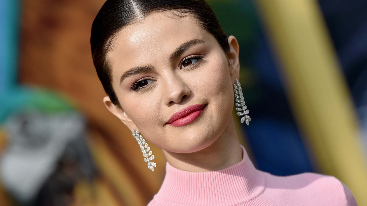 Улыбающаяся актриса и певица Селена Гомез с сережками в ушах