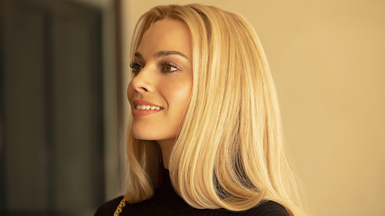 Улыбающаяся блондинка, актриса Марго Робби с карими  глазами