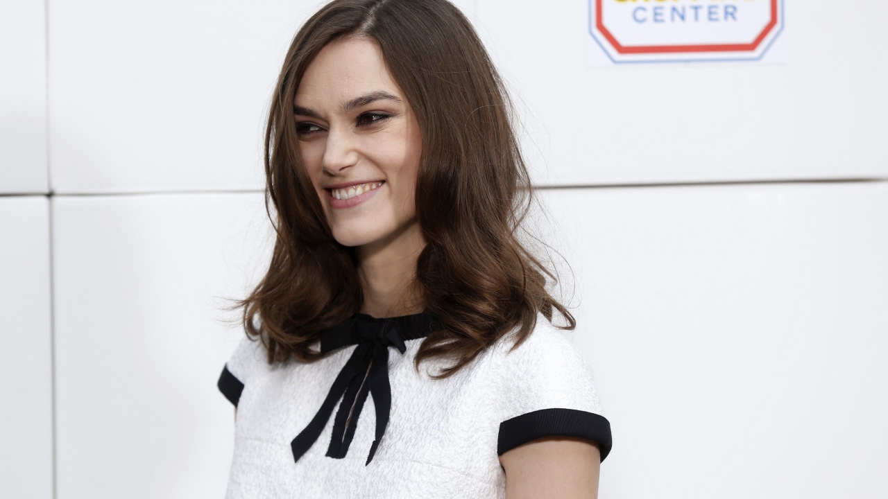 Улыбающаяся девушка, актриса Кира Найтли в платье