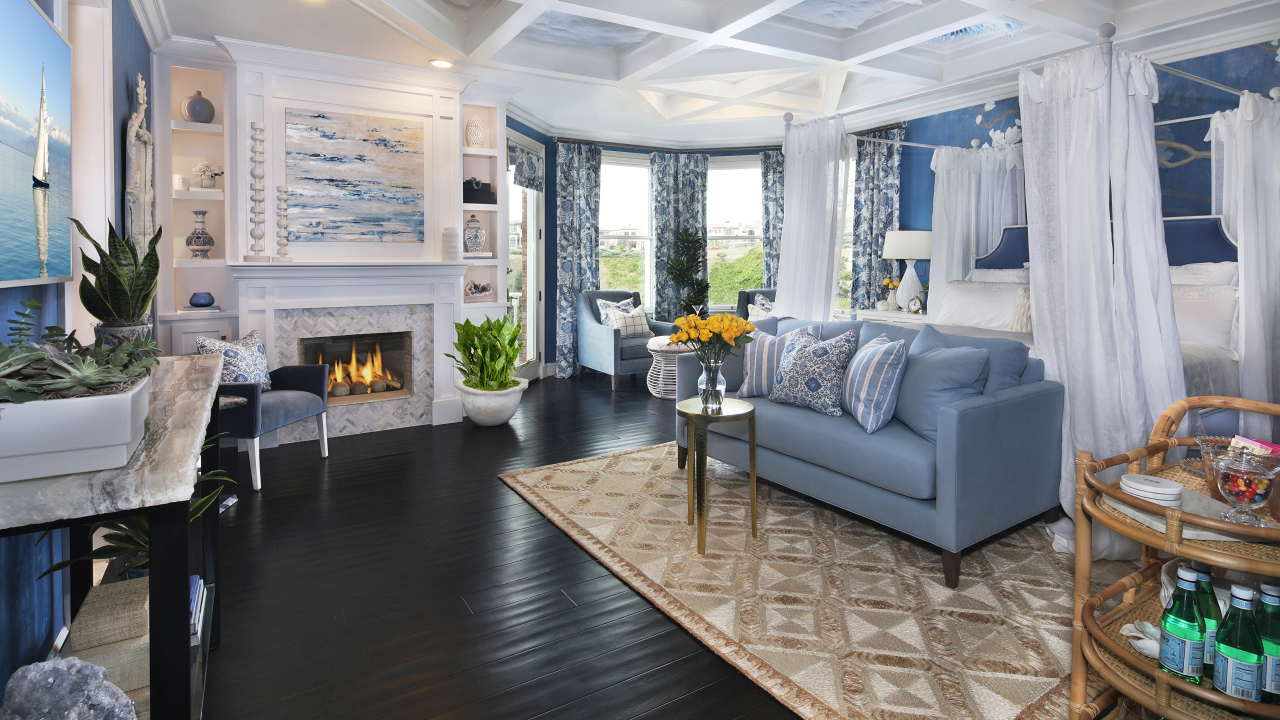 Просторная спальня с диваном и камином