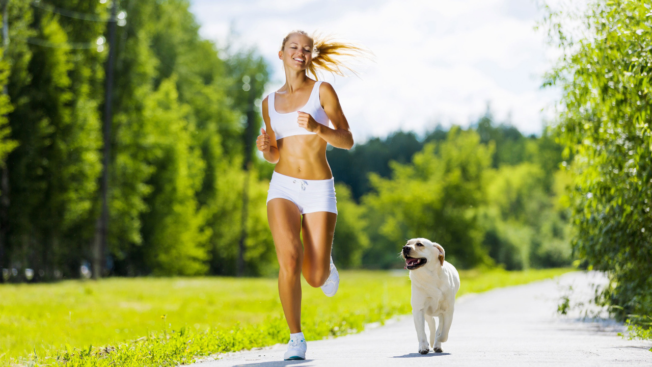 Спортивная девушка бегает с золотистым ретривером