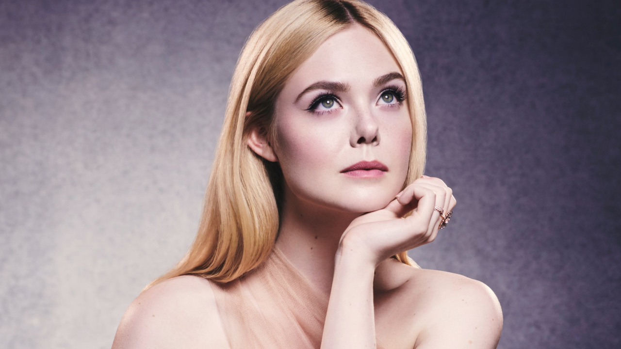 Нежная девушка, актриса Эль Фэннинг на сером фоне 