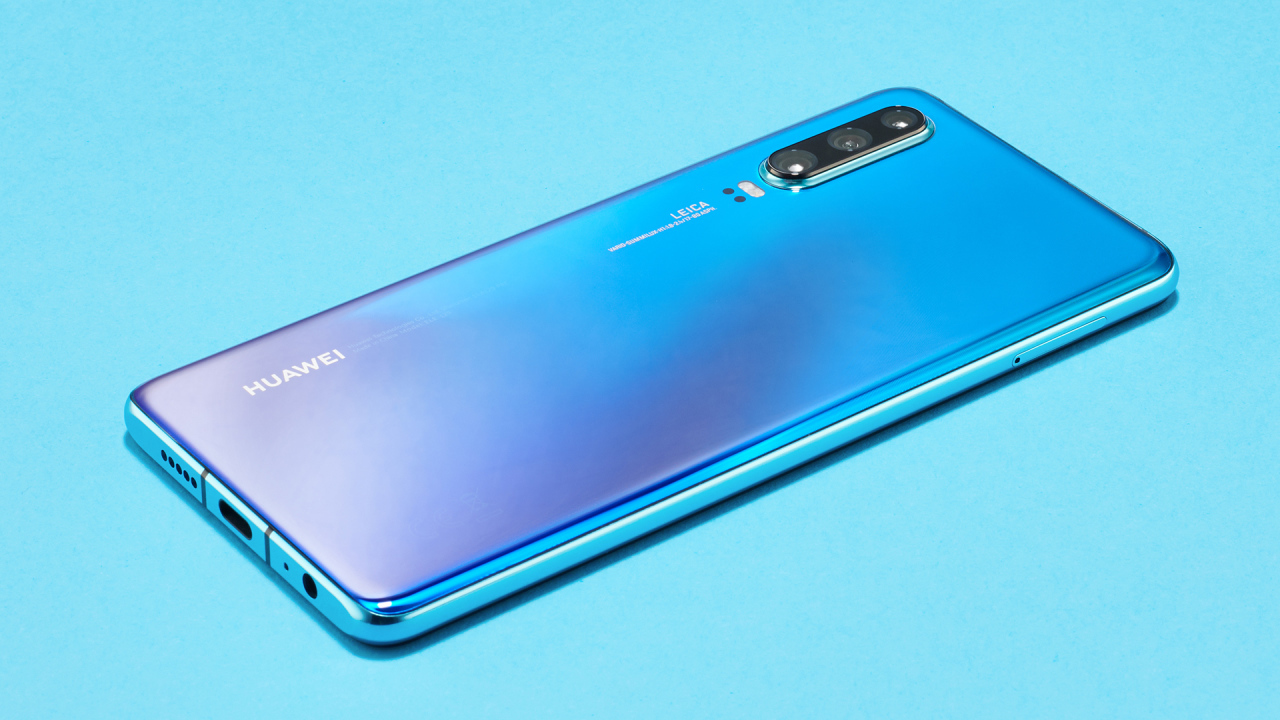 Новый смартфон Huawei P40 на голубом фоне