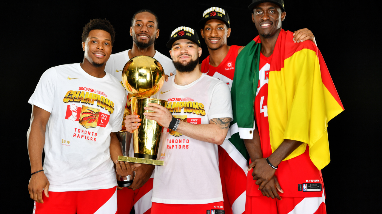 Игроки баскетбольной команды Торонто Рэпторс с кубком