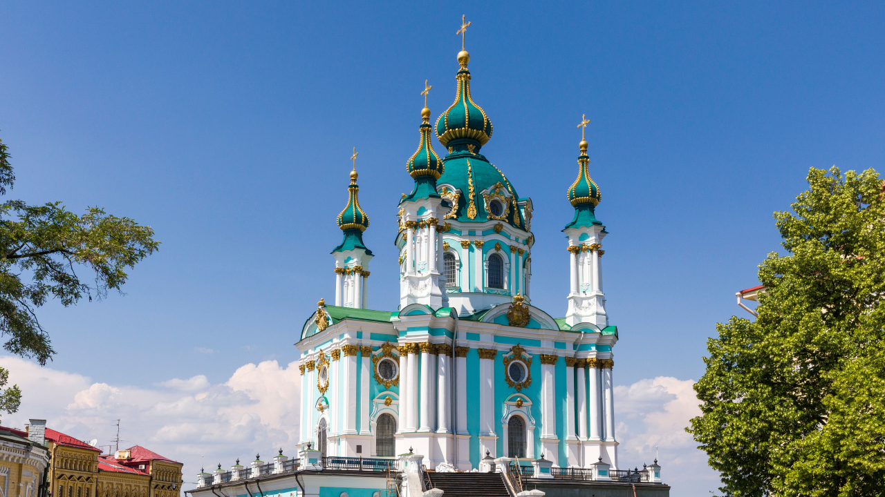 Вид на красивую Андреевскую церковь под голубым небом, Киев. Украина