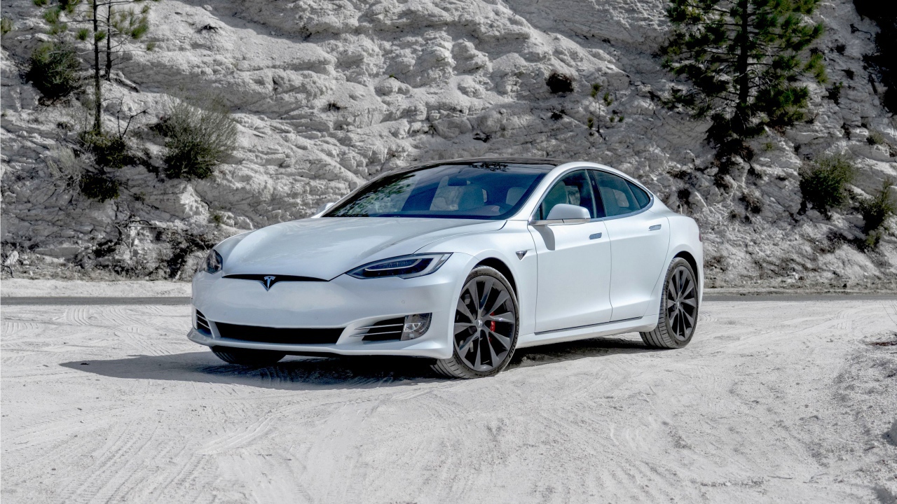 Белый автомобиль  Tesla Model S Performance, 2020 года в горах