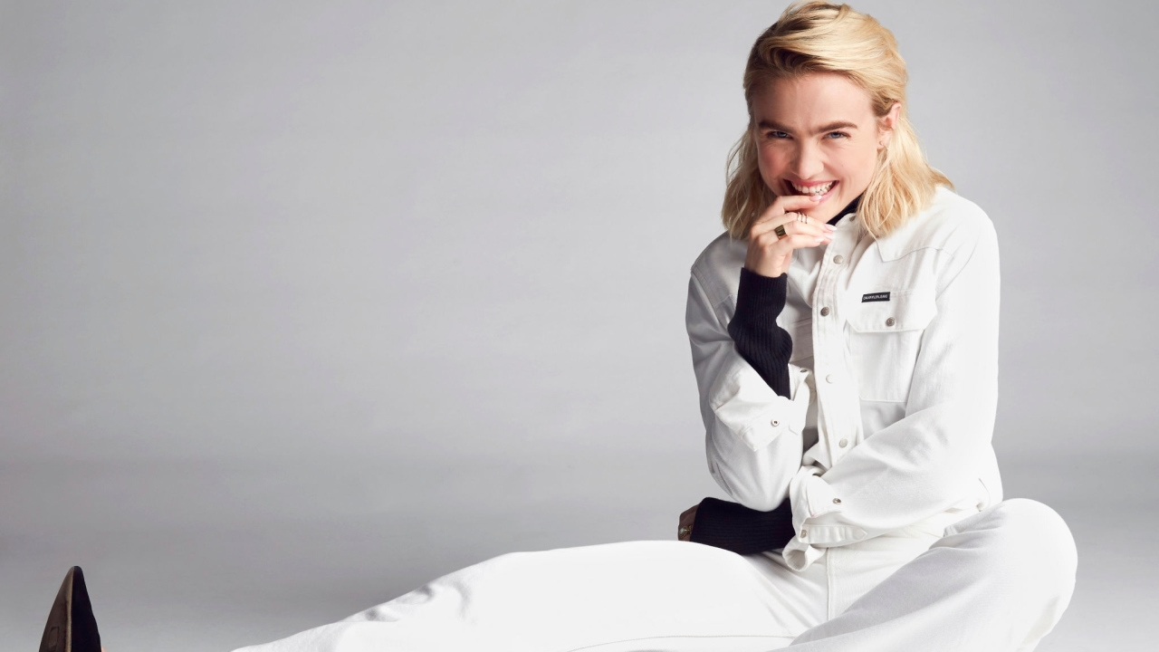 Молодая американская актриса Мэдди Хассон в белом костюме