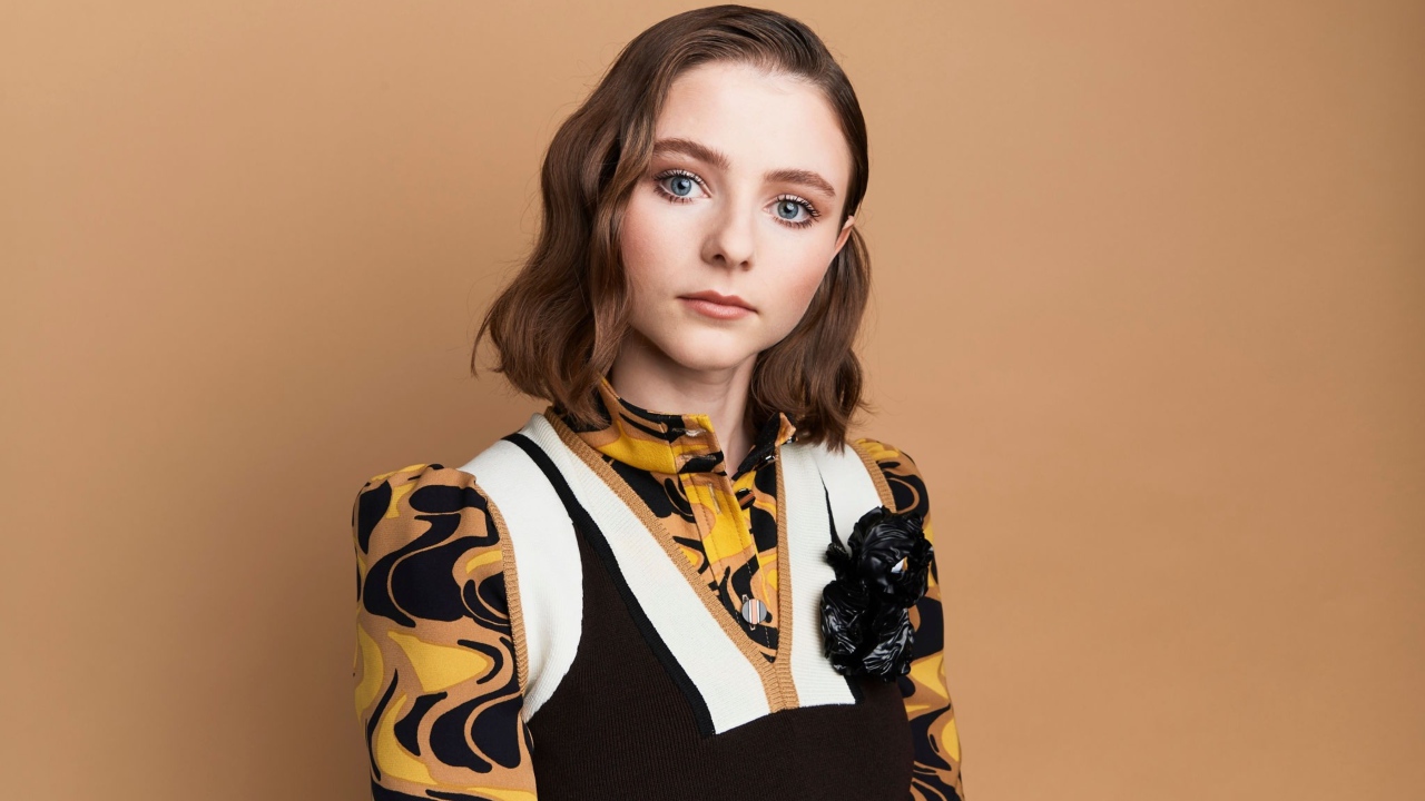 Молодая актриса Томасин Маккензи на фоне стены