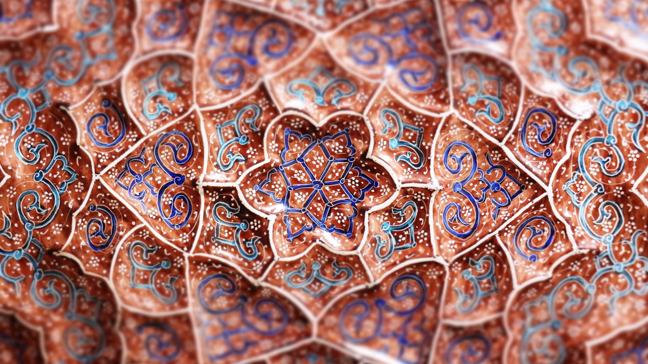 Красивые синие узоры цветов на коричневом фоне 