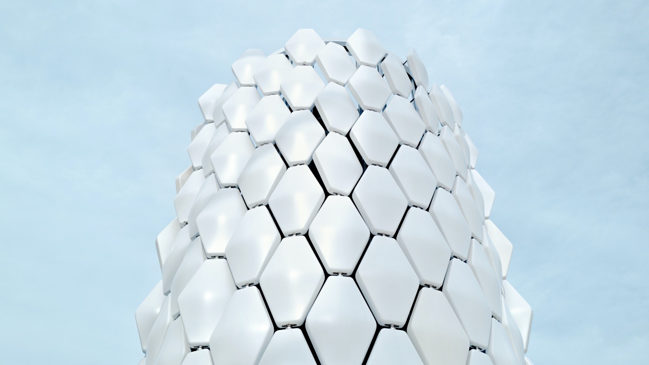 Белые соты на голубом фоне 