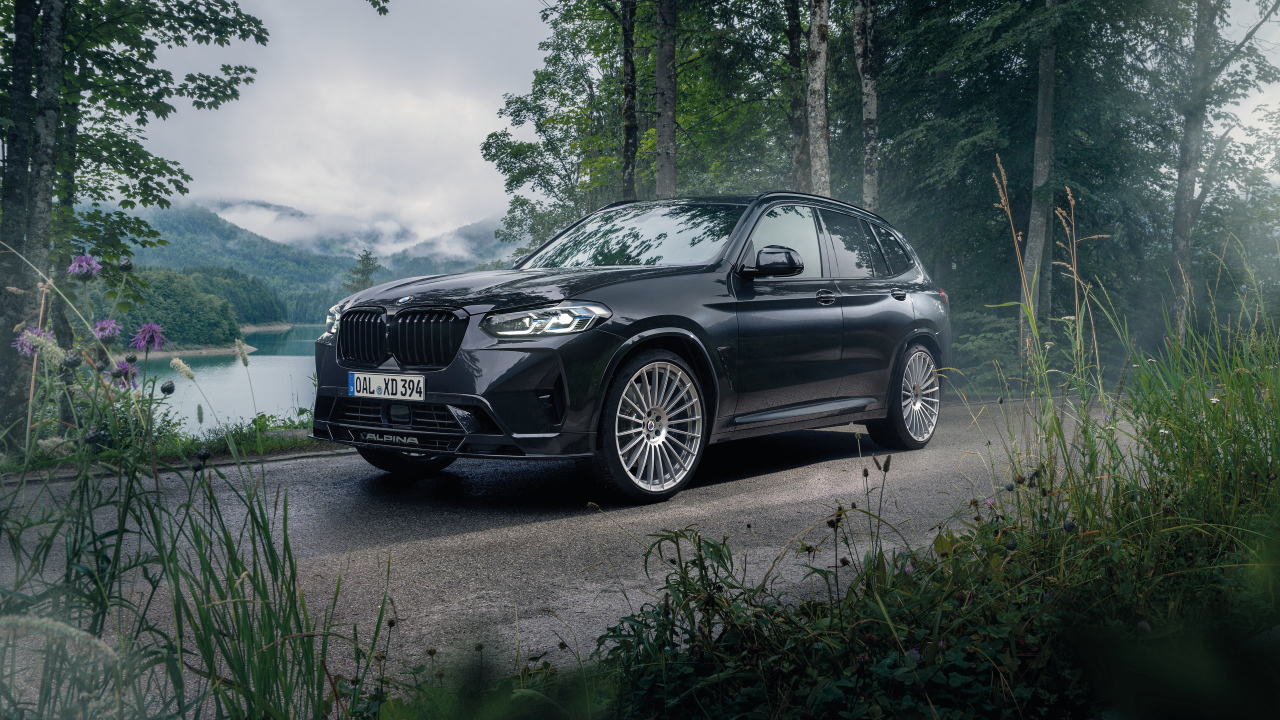 Черный внедорожник Alpina XD3 2021 года в лесу