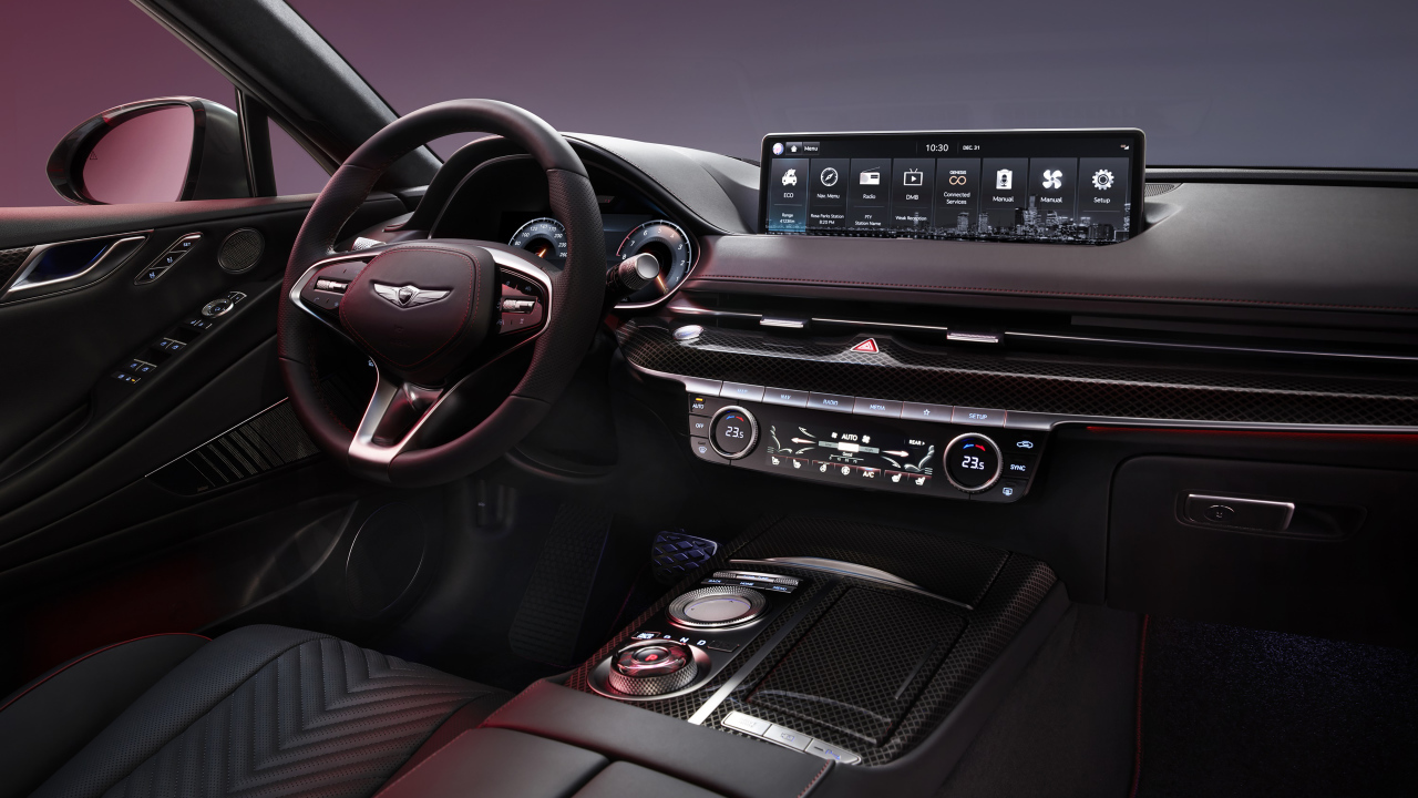 Черный салон автомобиля Genesis G80 Sport 2021 года