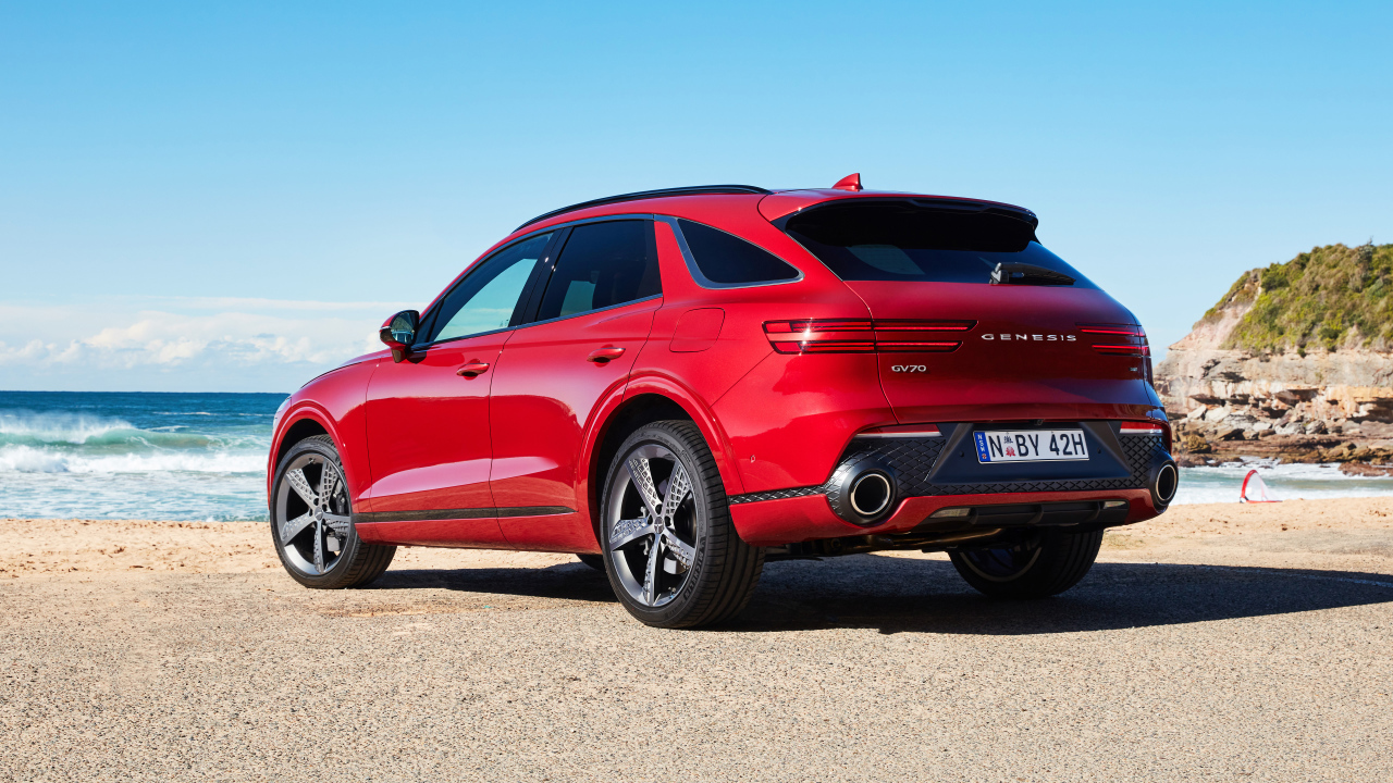 Красный автомобиль Genesis GV70 2.5T AWD 2021 года вид сзади 