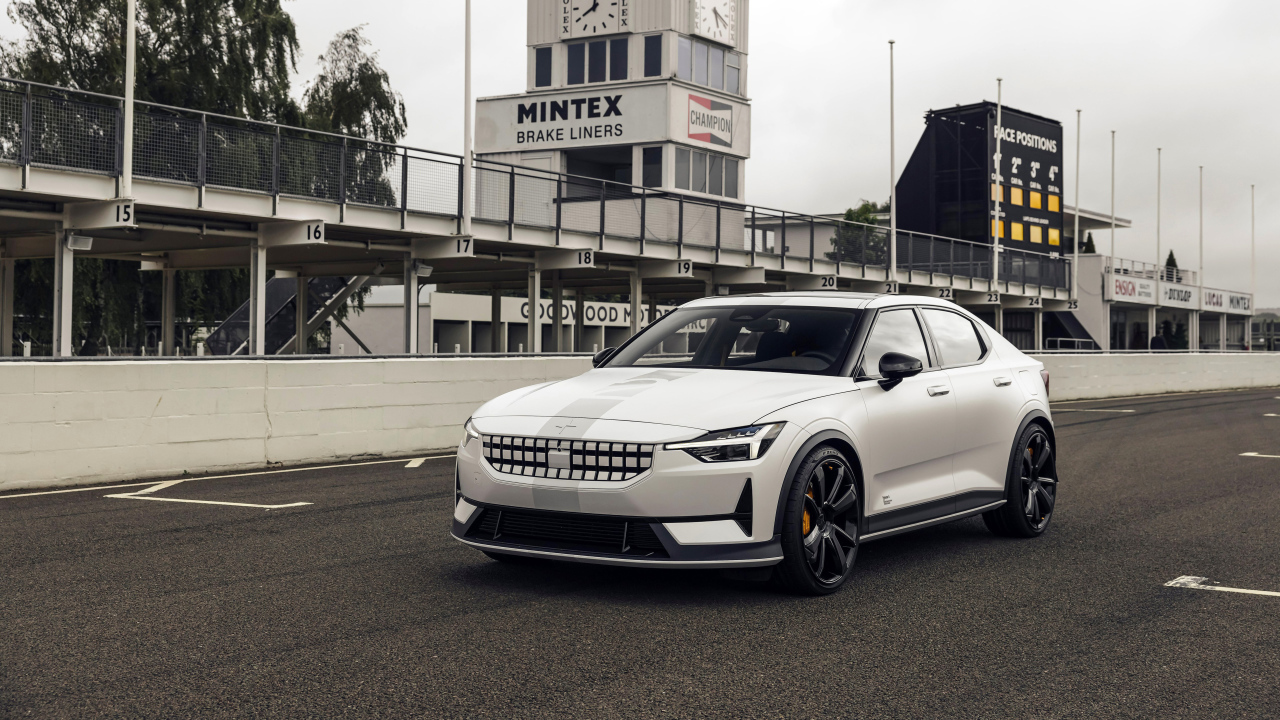Белый автомобиль Polestar 2 Experimental 2021 года у завода