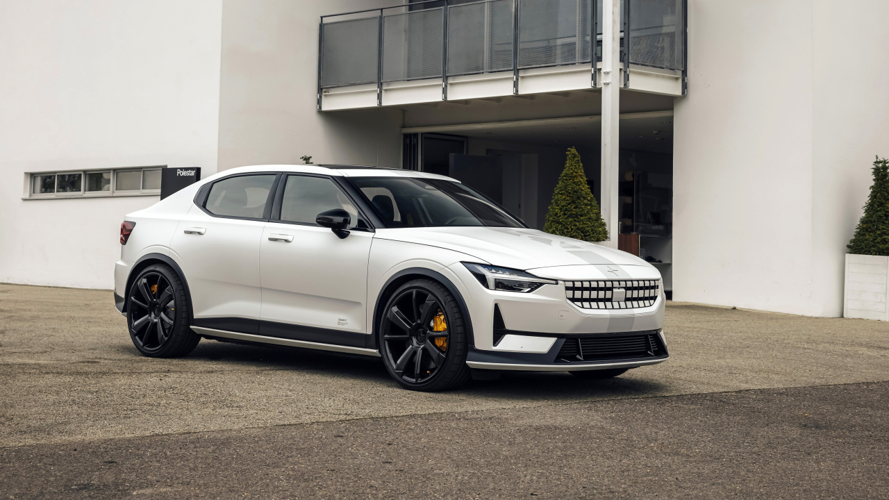 Белый Polestar 2 Experimental 2021 года у дома