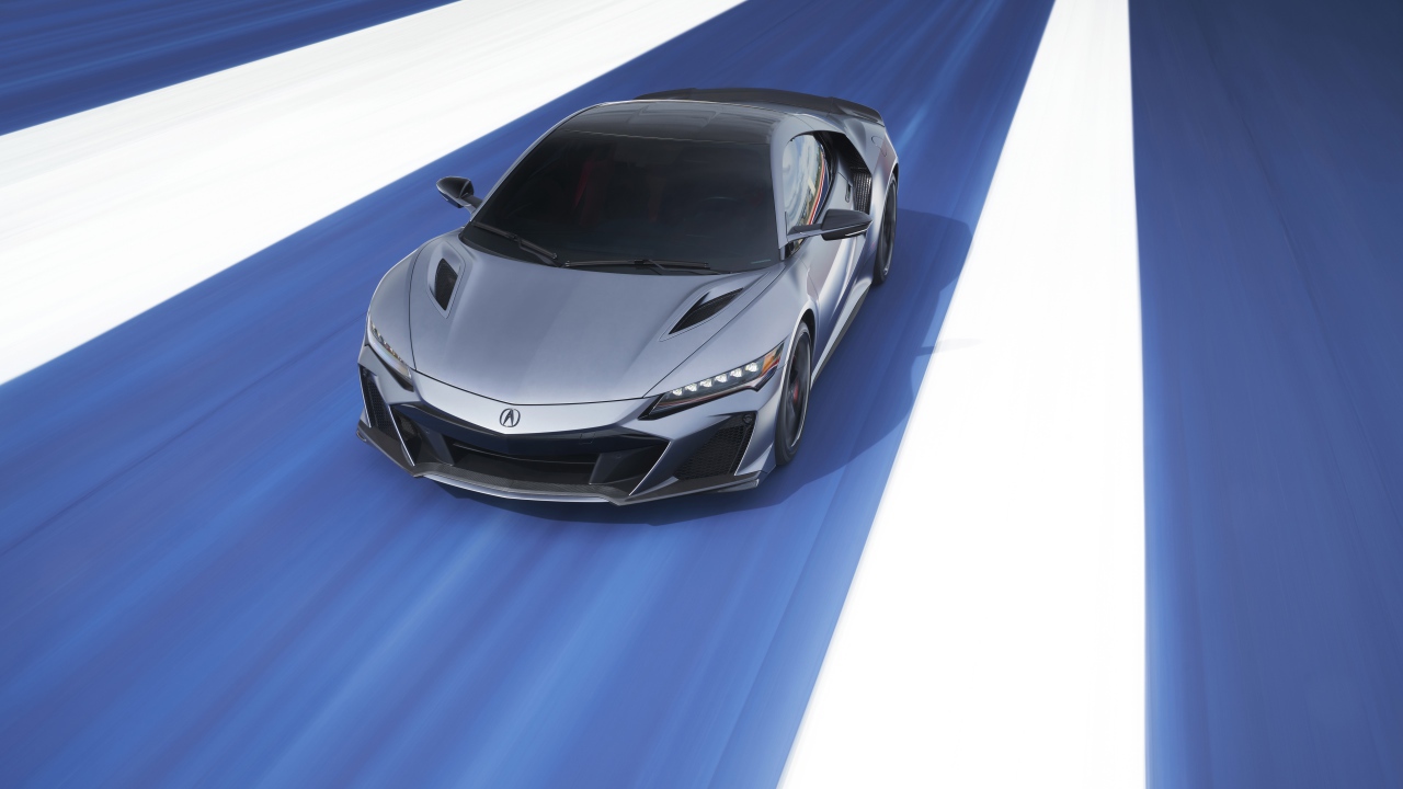 Серебристый автомобиль Acura NSX Type S, 2022 года на гонках