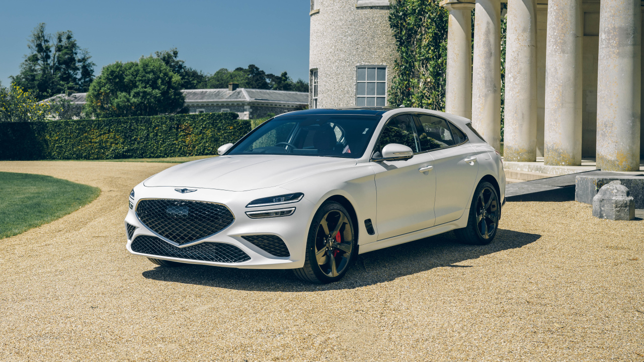 Белый  Genesis G70 2.0T Shooting Brake 2021 года у здания
