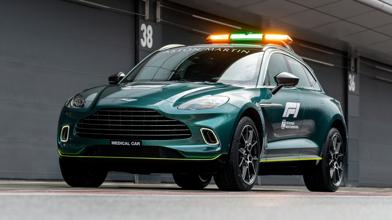 Зеленый автомобиль Aston Martin DBX F1 Medical Car 2021 года