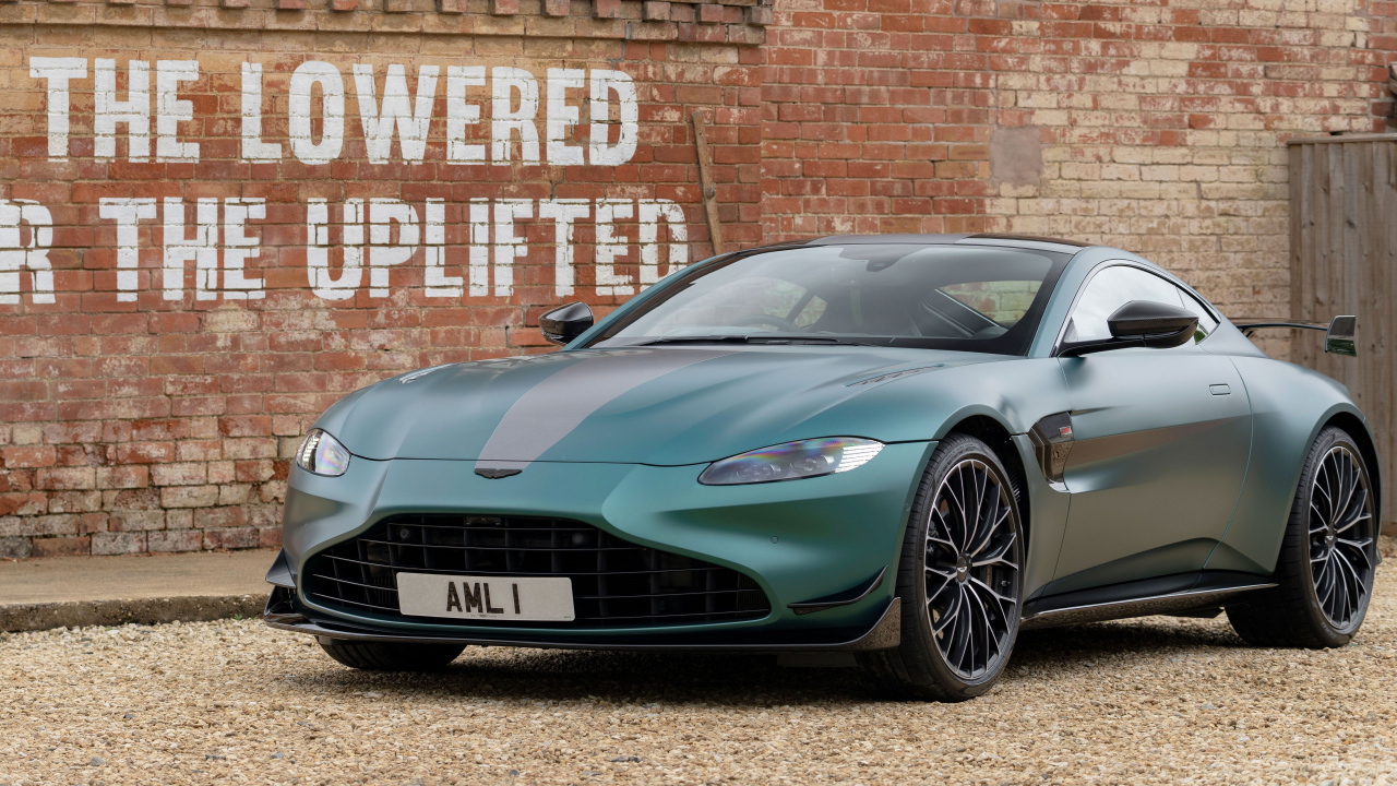 Автомобиль Aston Martin Vantage F1 Edition 2021 года у стены