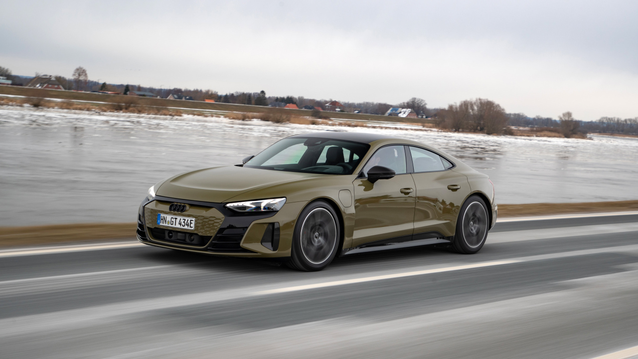 Автомобиль Audi RS E-Tron GT 2021 года на фоне покрытой льдом реки