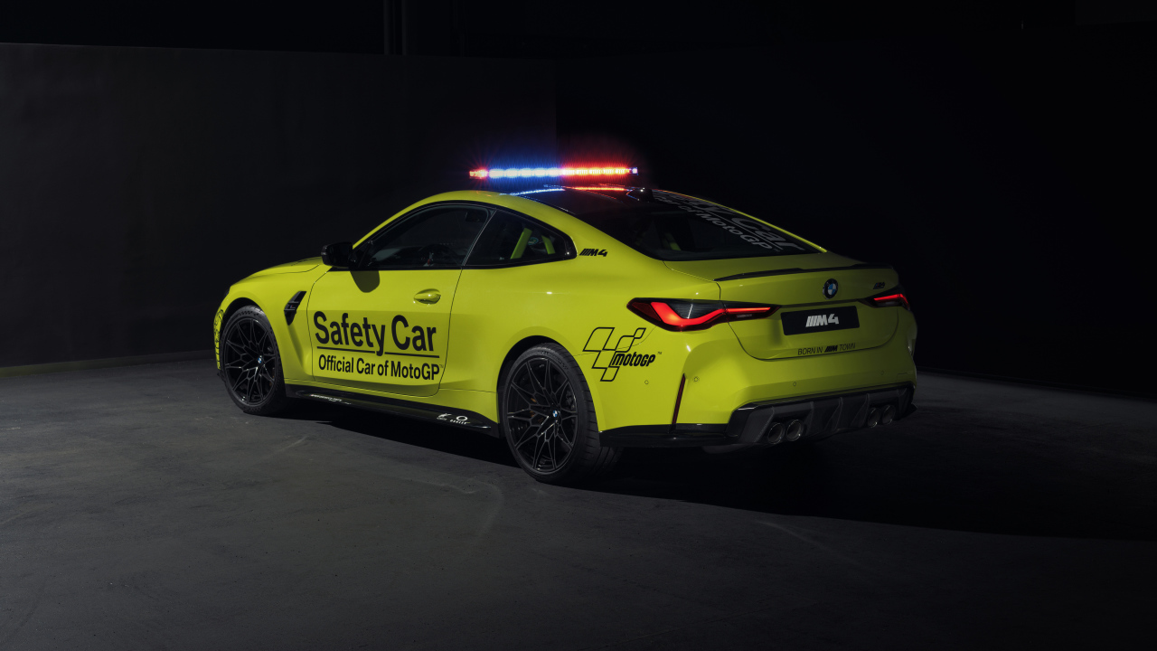 Автомобиль BMW M4 Competition MotoGP Safety Car 2021 года вид сзади