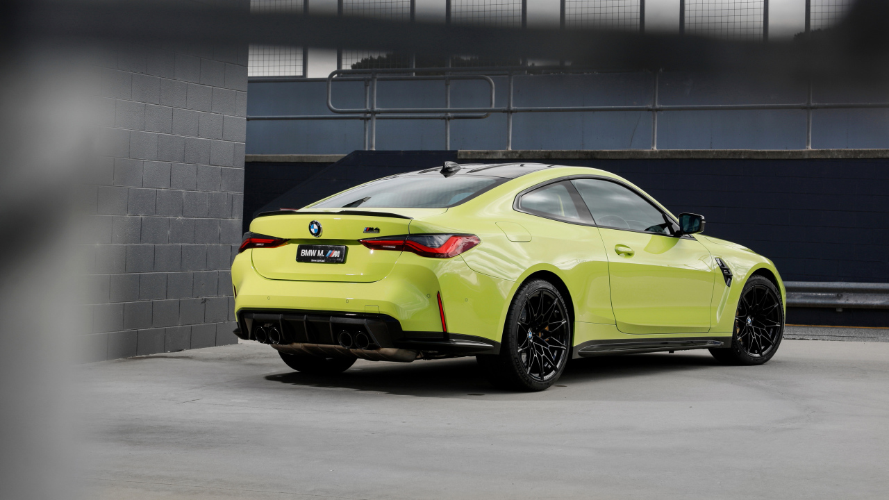 Автомобиль BMW M4 Competition 2021 года вид сзади