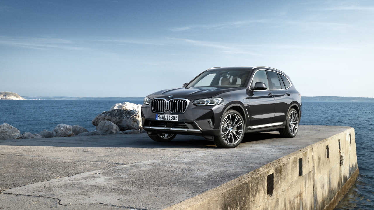 Автомобиль BMW X3 XDrive30e 2021 года у моря