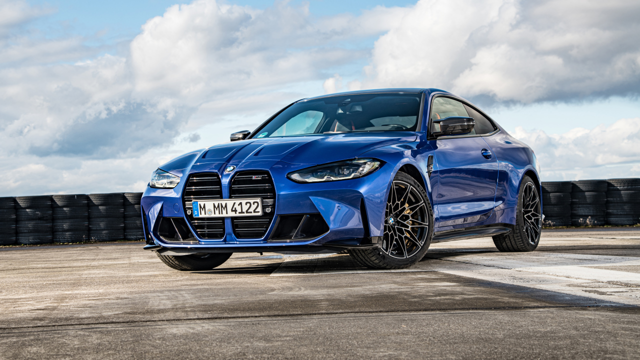 Синий автомобиль BMW M4 Competition