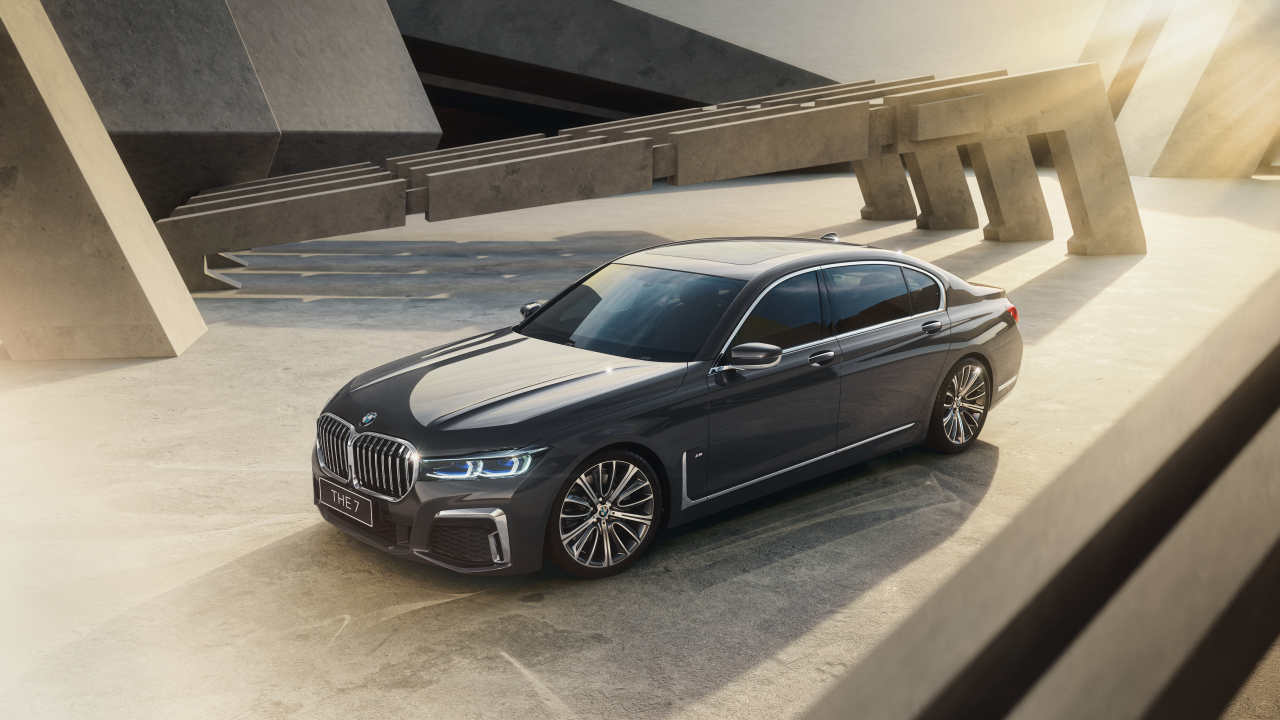 Черный автомобиль BMW 740Li M Sport Individual 2021 года 