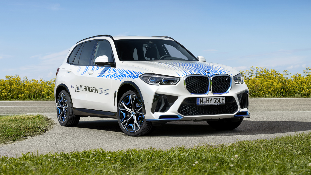 Внедорожник BMW IX5 Hydrogen 2021 года на фоне голубого неба