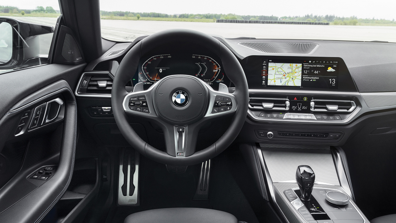 Черный кожаный салон автомобиля BMW M240i XDrive Coupé 2021 года