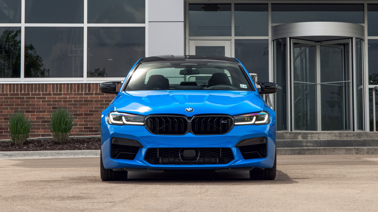 Автомобиль BMW M5, 2021 года вид спереди