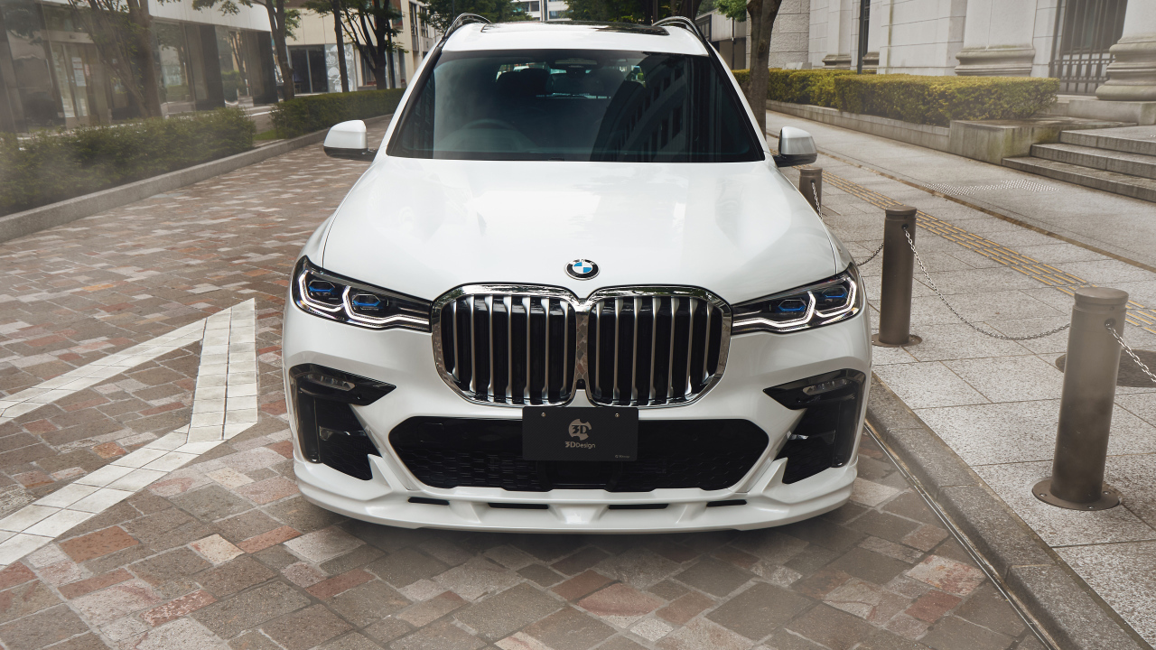 Белый автомобиль  BMW X7 XDrive35d M Sport 2021 года вид спереди