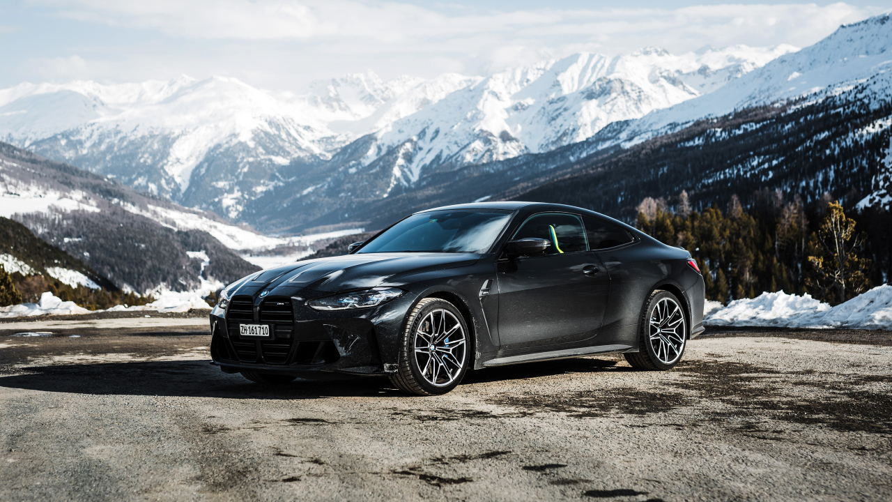 Черный автомобиль BMW M4 Coupé  на фоне гор