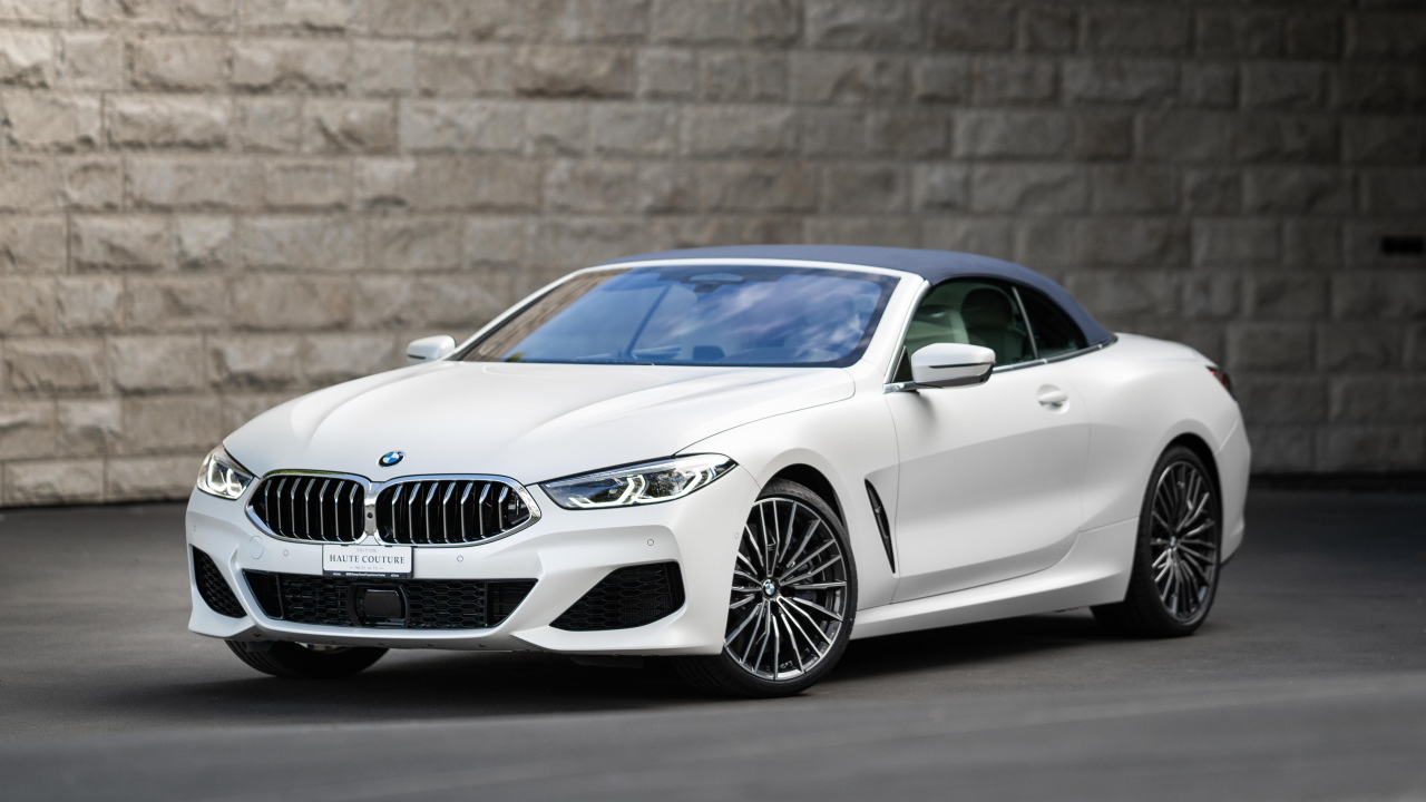 Белый кабриолет BMW 8, 2021 года у стены