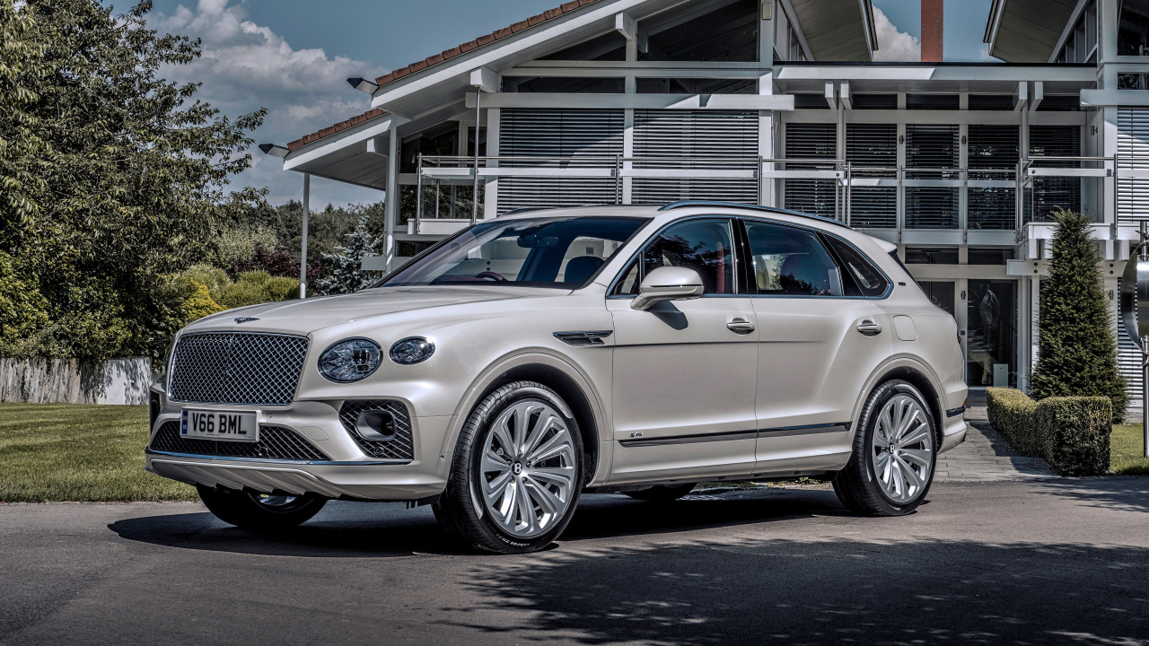 Автомобиль Bentley Bentayga Hybrid First Edition 2021 года у дома