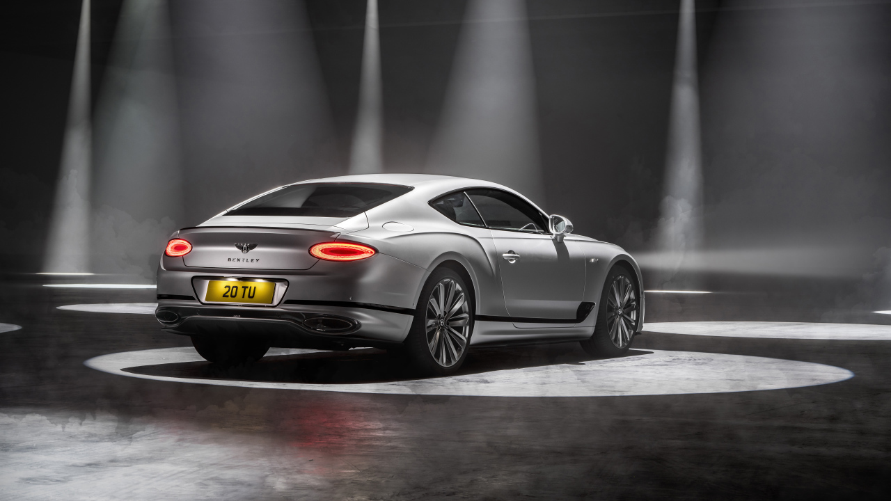 Автомобиль Bentley Continental GT Speed 2021 года вид сзади на сером фоне