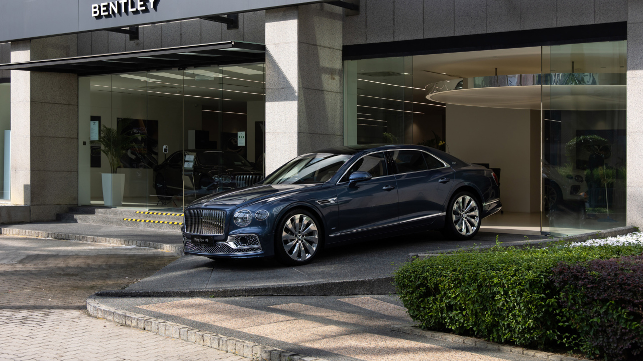 Автомобиль Bentley Flying Spur V8 First Edition 2021 года выезжает из салона