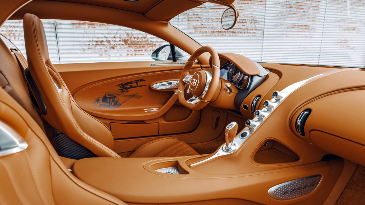 Коричневый кожаный салон автомобиля Bugatti Chiron